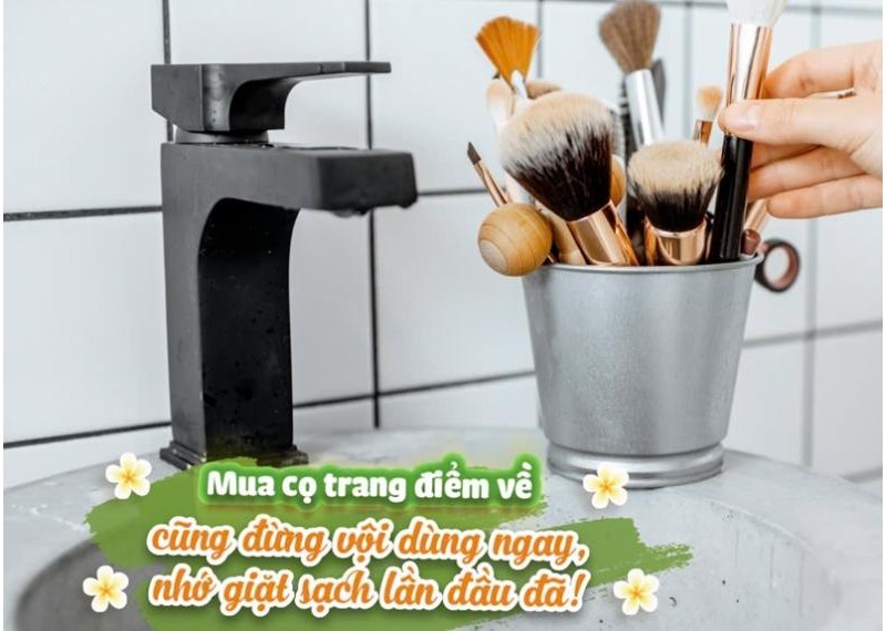 Mua cọ trang điểm về cũng đừng vội dùng ngay, nhớ giặt sạch lần đầu đã!